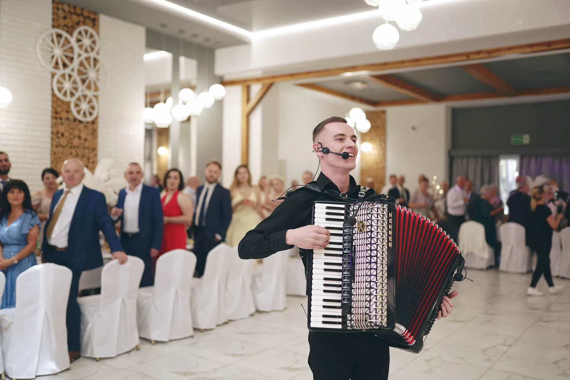 Akordeonista na wesele interakcja z gośćmi