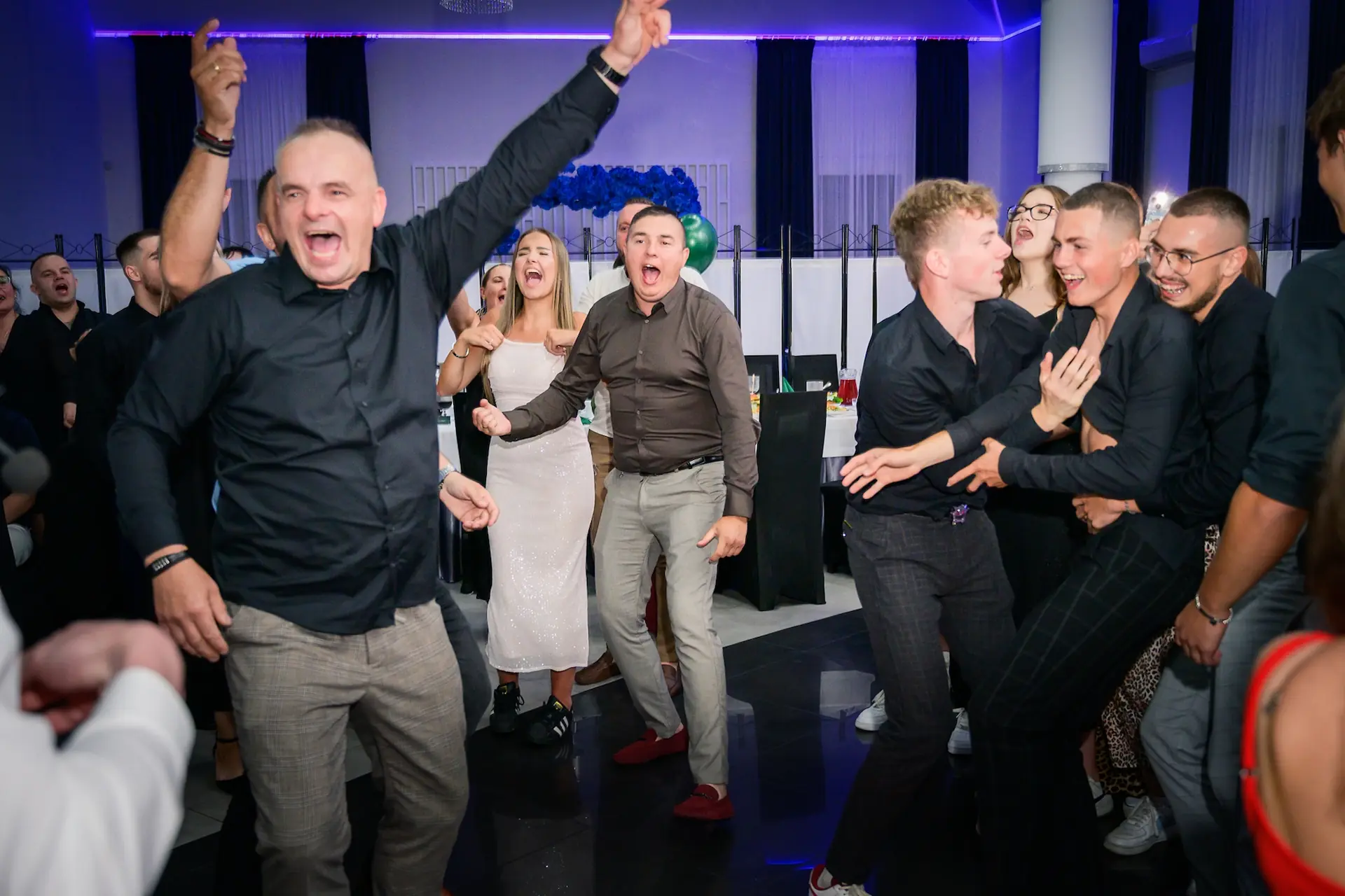 Biesiada przy stołach akordeon na żywo wersja trzecia