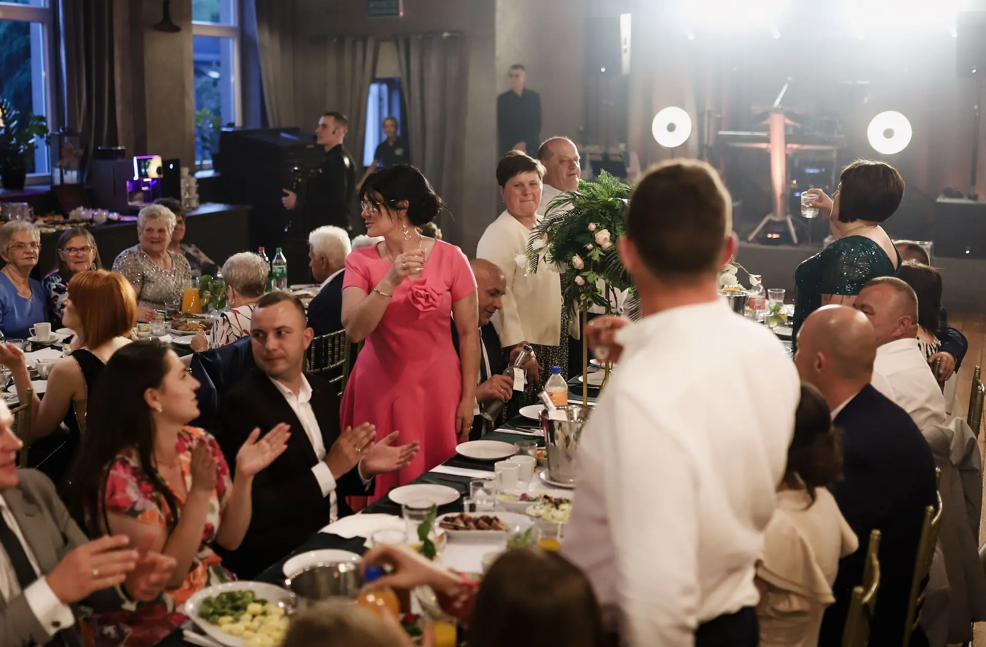 Biesiada przy stołach akordeon na żywo wersja szósta