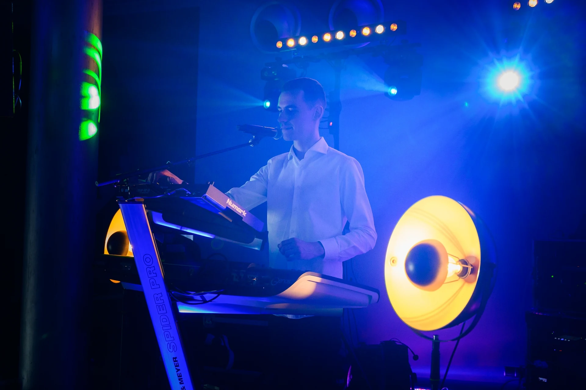 Nowoczesna oprawa muzyczna DJ live