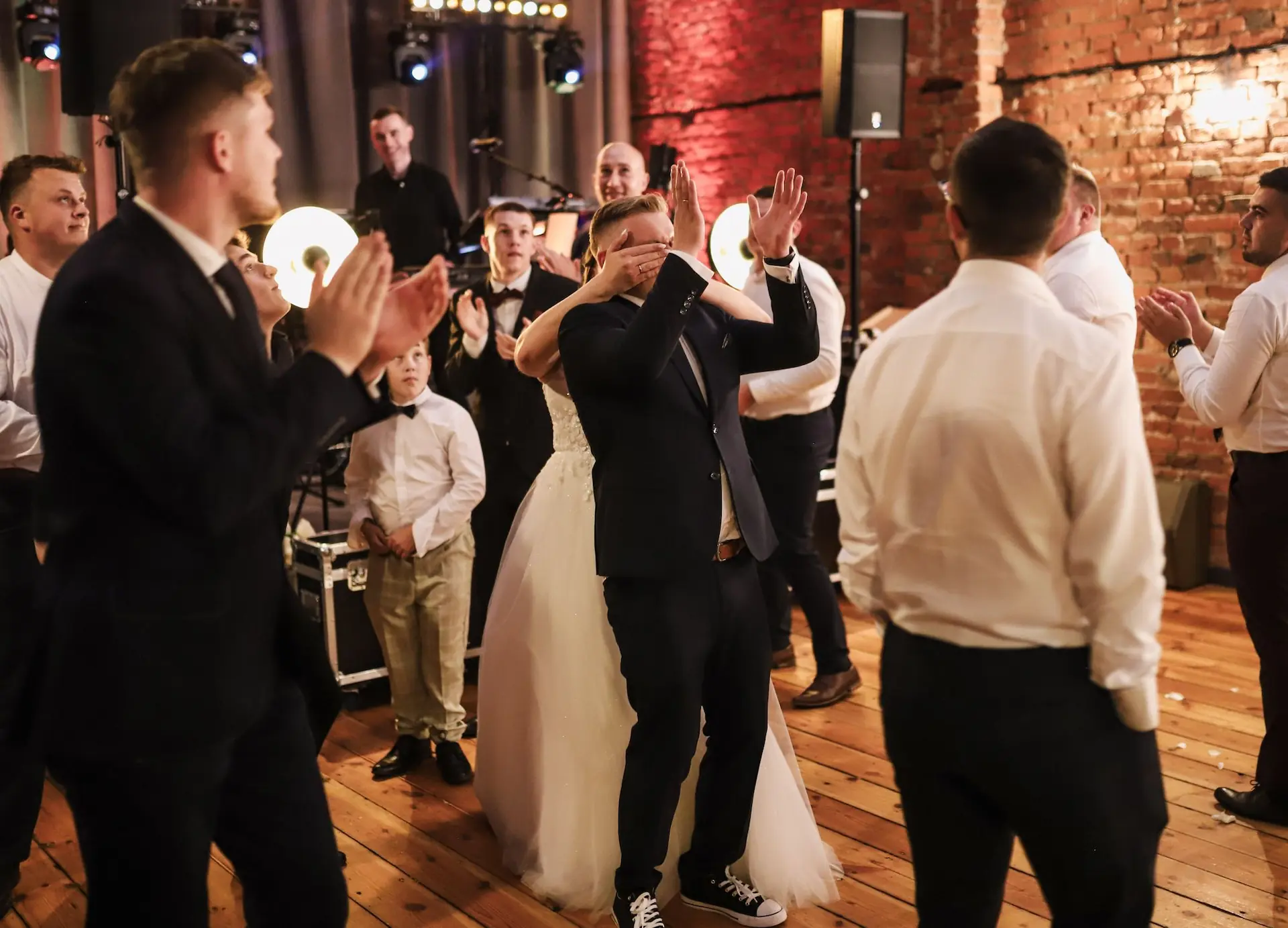 Oczepiny rzut muchą wybór nowej pary młodej zabawa weselna