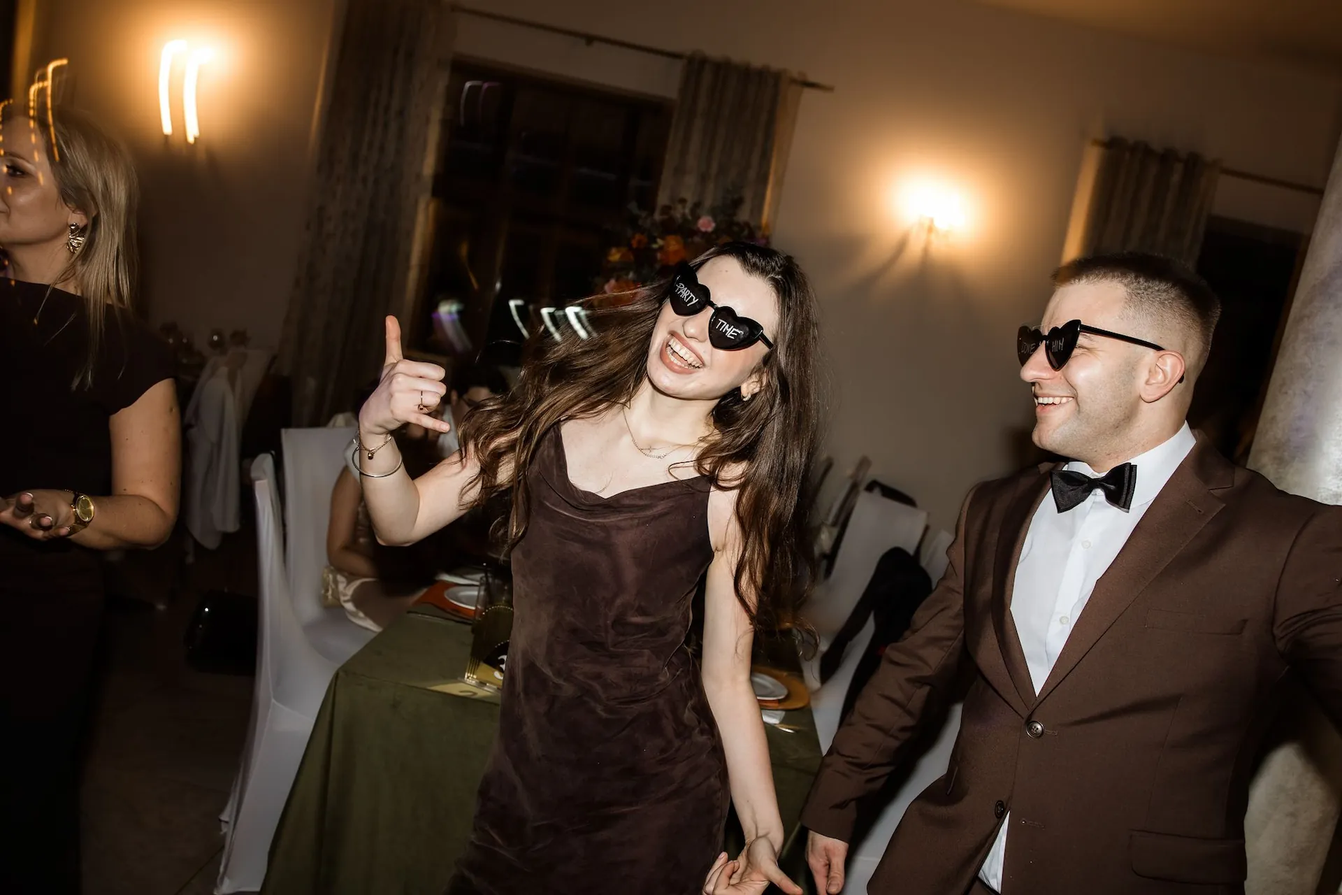 Szalona zabawa na parkiecie okulary imprezowe