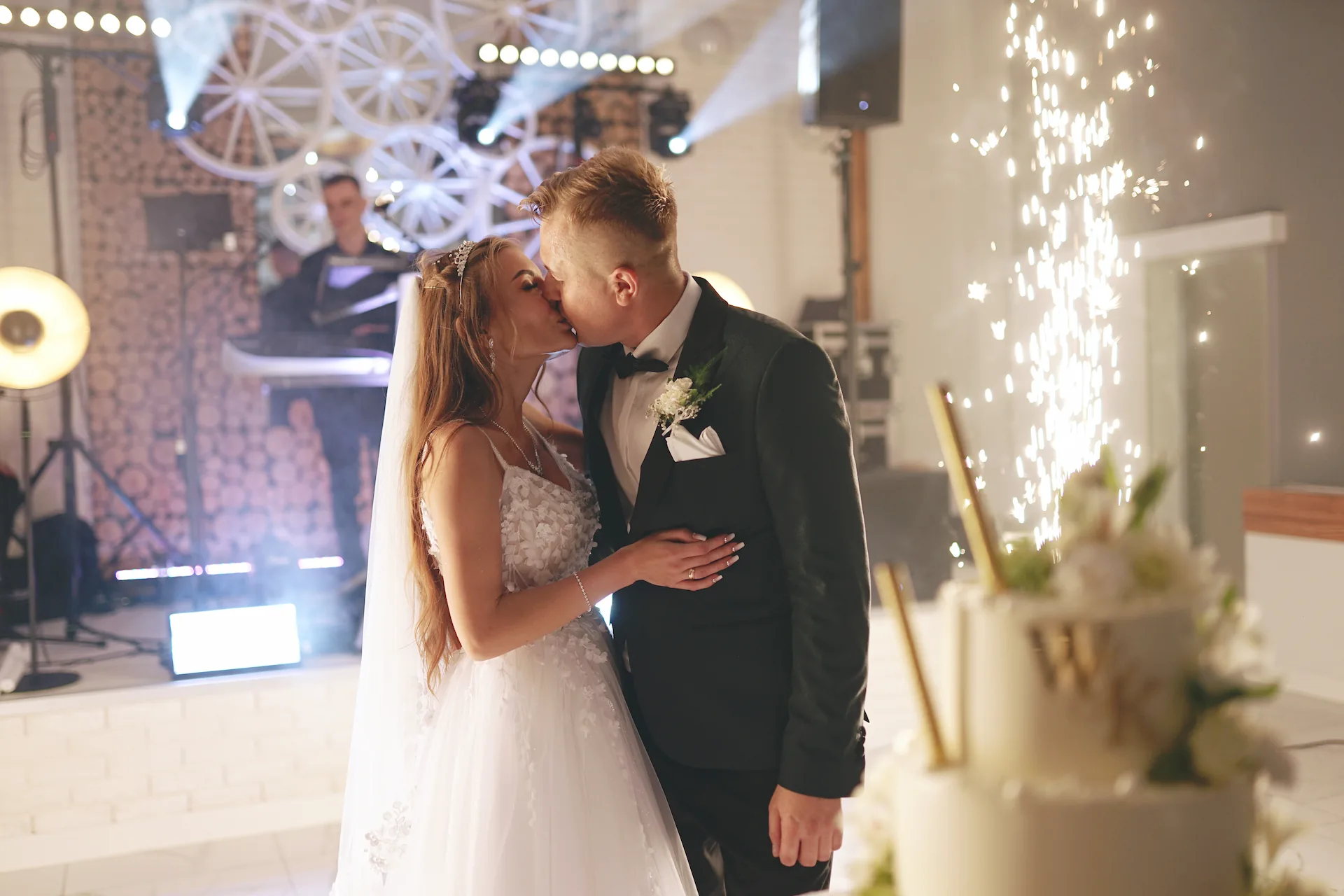 Tort weselny na weselu fontanny iskier