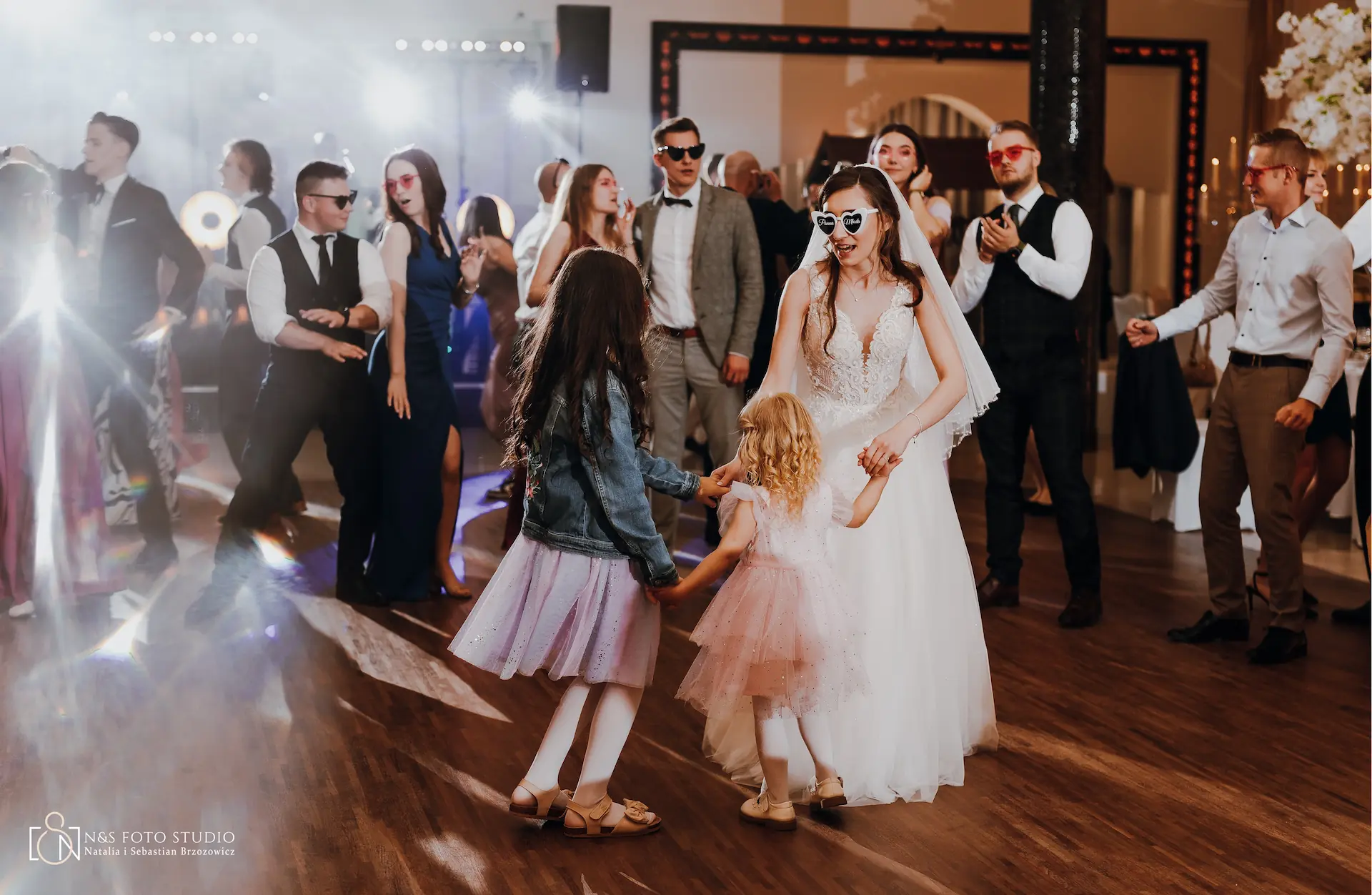 Uśmiechnięci ludzie na weselu fotorelacja RBK Events