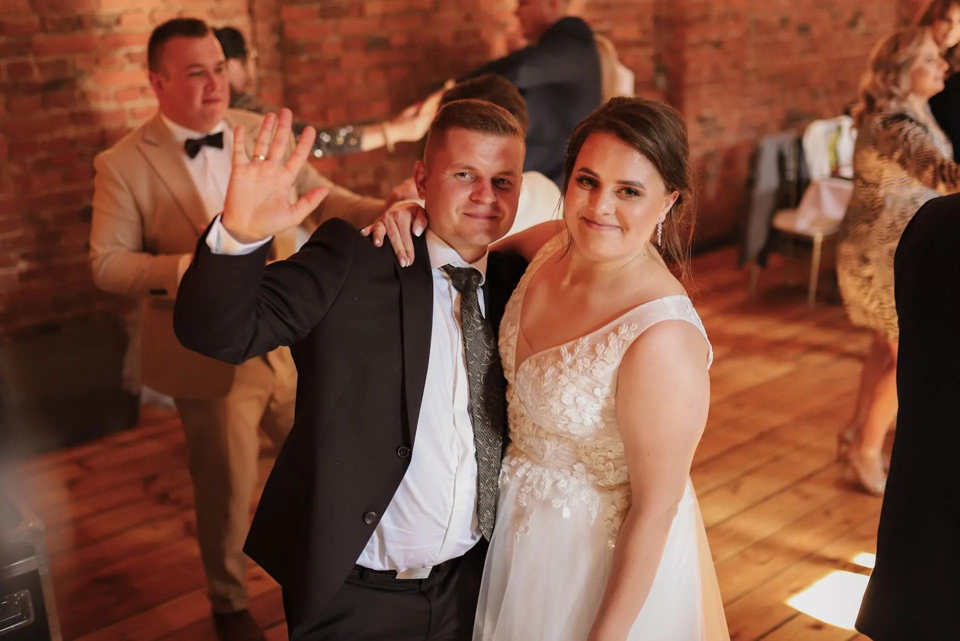 Uśmiechnięci ludzie na weselu fotorelacja RBK Events wersja druga