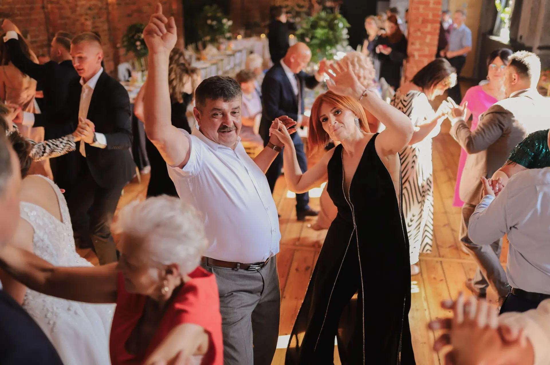 Uśmiechnięci ludzie na weselu fotorelacja RBK Events wersja czwarta