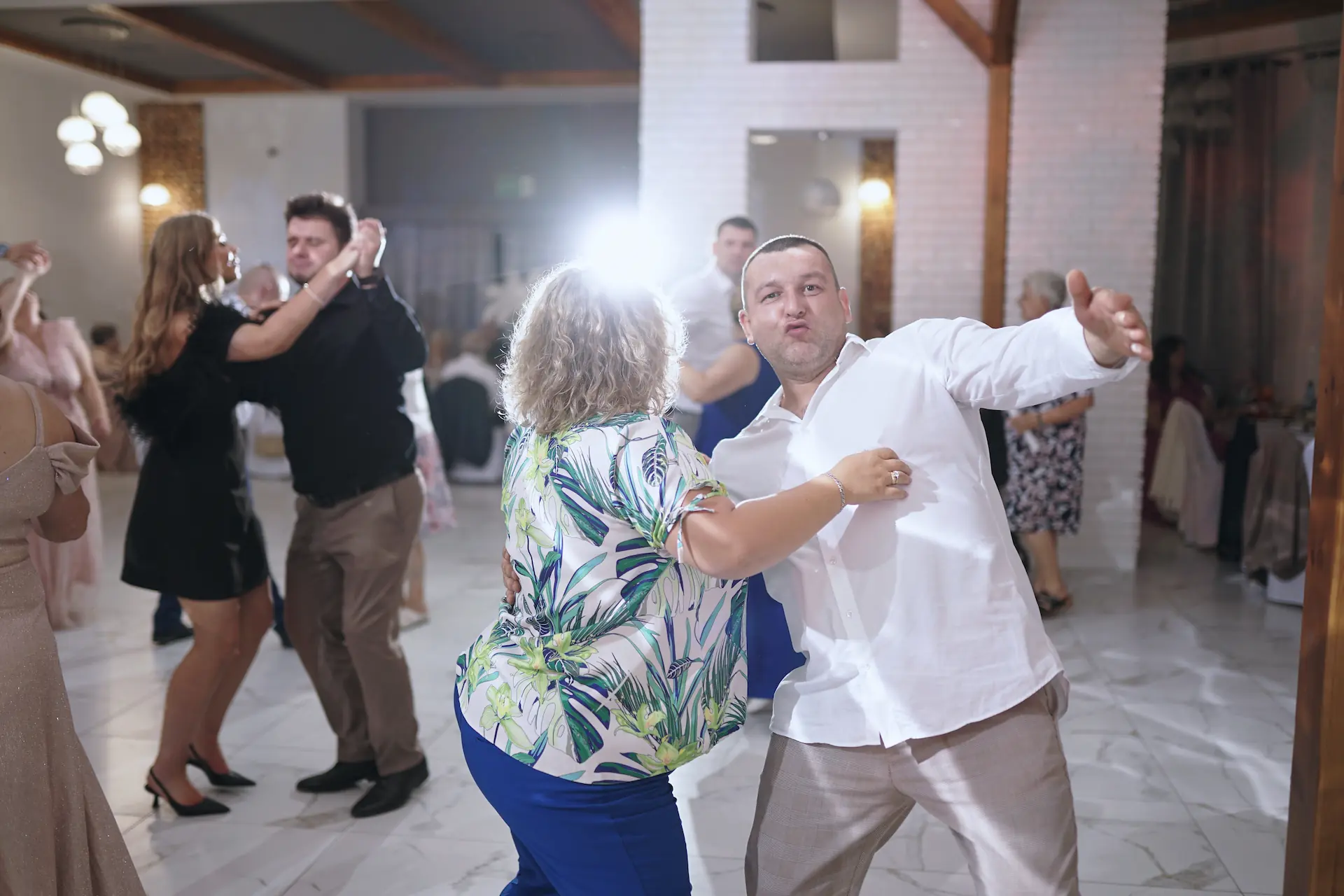 Uśmiechnięci ludzie na weselu fotorelacja RBK Events wersja szósta