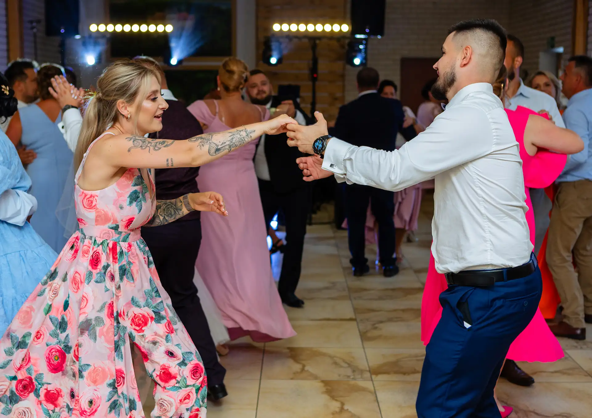 Zabawa na weselu parkiet DJ RBK Events