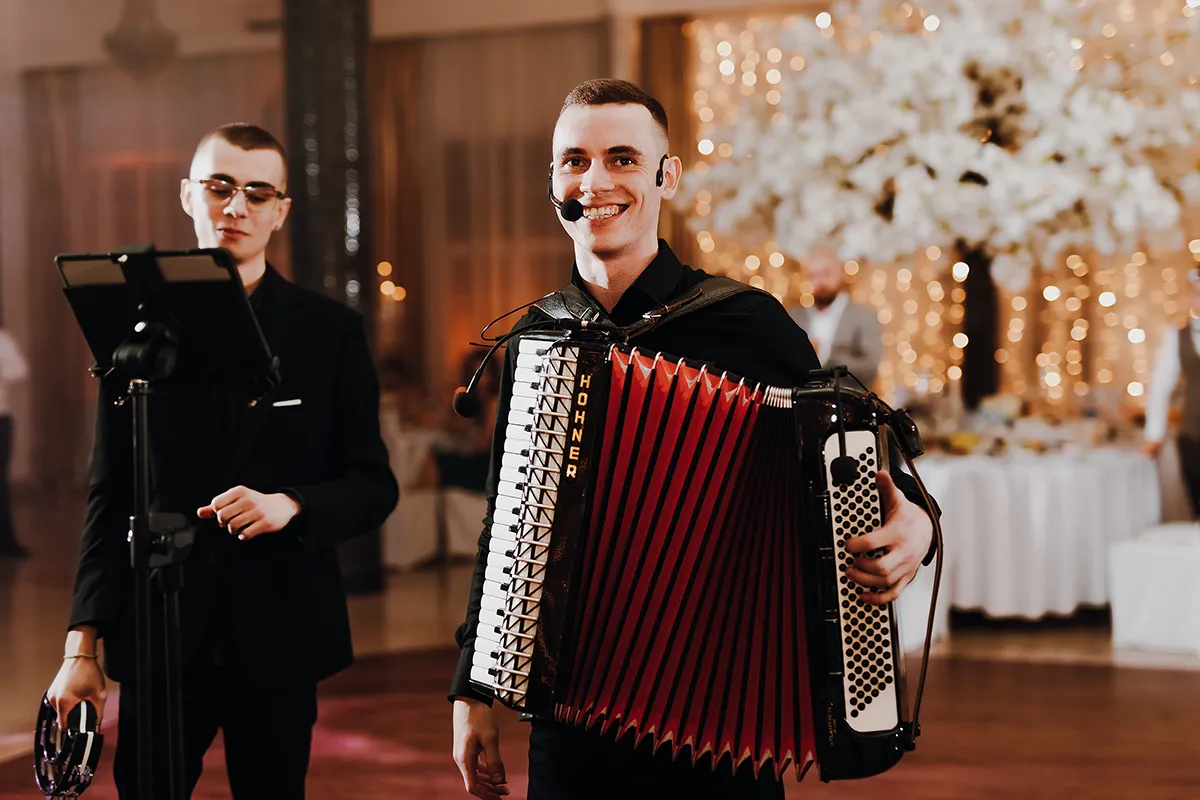 Tradycyjna biesiada weselna z akordeonem i tamburynem; Realizacja: N&S FOTO STUDIO | https://www.nsfotostudio.com